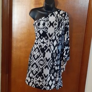 L8TER ONE SLEEVE GEOMETRIC TOP SIZE LArge